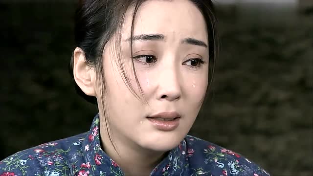 梅九哥叫自己儿子把粥喝了,小孩却是看看,然后盯着那盆肉