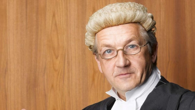 为什么外国法官开庭都要戴假发?今天终于明白了!