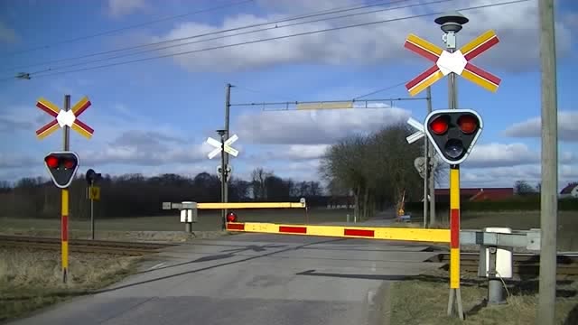 郊外铁路的交叉口,列车快速通过,时速有多少呢