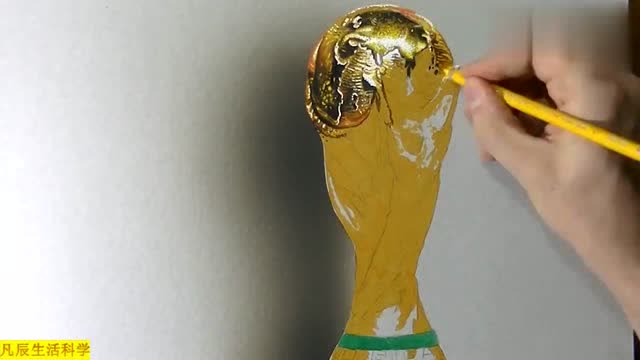 手绘达人在纸上画的大力神杯,立体得真想伸手去摸!