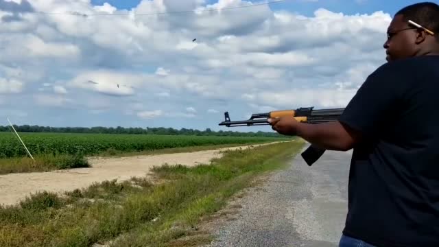 单手也能用ak,黑人大叔:压枪啥的,都不存在