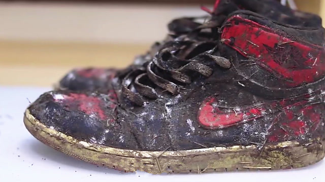 垃圾堆里捡到一双烂鞋子,小伙拿回家经过翻新,真是赚大了!