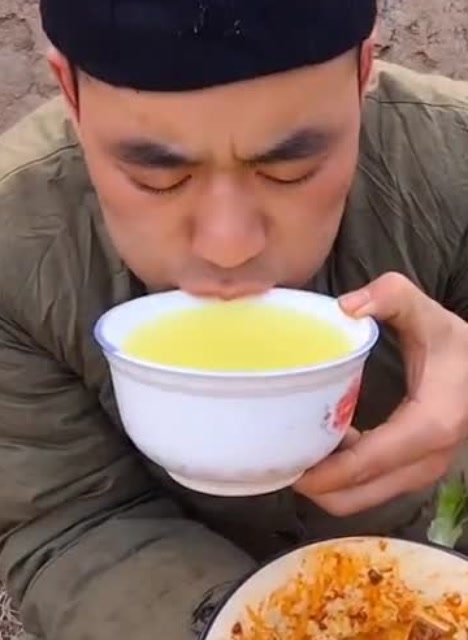 陕西面条哥又来了,看他吃面就是爽,吃完来喝口面汤,过瘾!