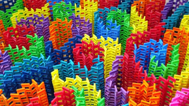 老外用12800块多米诺骨牌堆成墙,推下去的瞬间,强迫症都被治愈了!