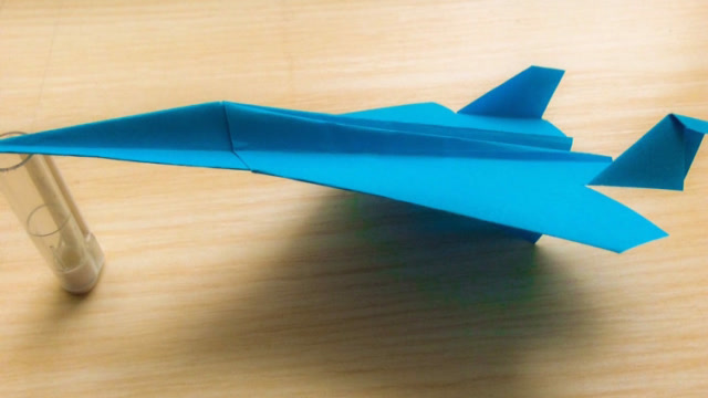 生活小技巧:教你折平衡性超级棒的纸飞机,可以滑行