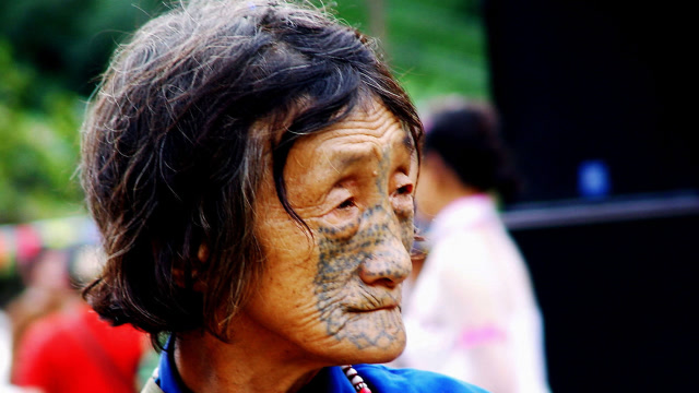 这个部落女人因长得太好看,在面部刺满纹身,满脸"这样"到底为何?