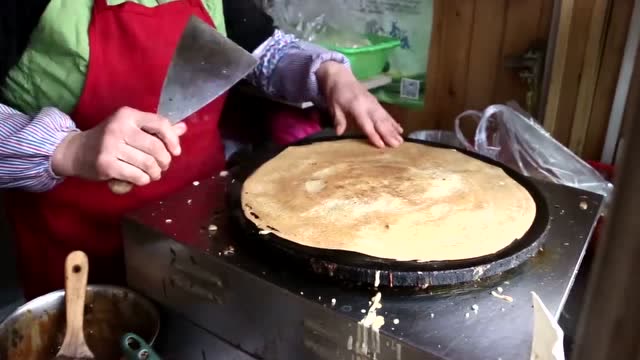 山东大妈卖煎饼果子,扬言:我的煎饼最大特色就是好吃