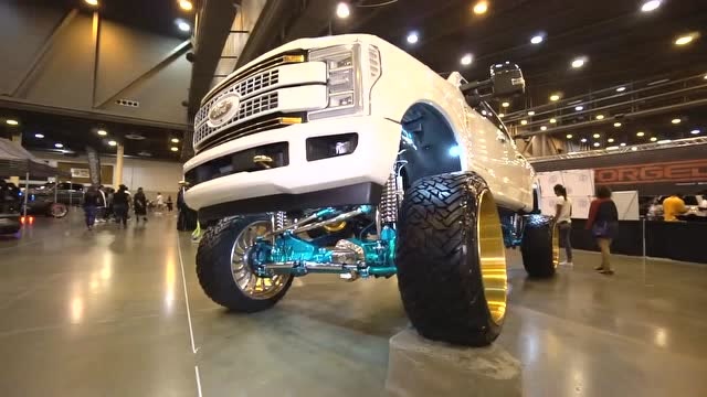 汽车:这么多好车?我喜欢两个轮子绿色那辆 网友:没大志