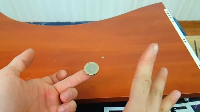 趣味小视频,在扑克上放一枚硬币,弹开扑克后硬币依旧在