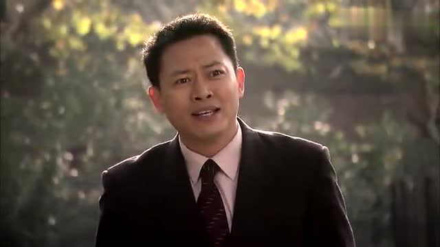 海生回来了,跟儿子和疯婆婆"娘"三人相抱在一起,感动