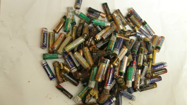 家里的废旧电池别乱扔了,这样废物利用,省钱又实用!