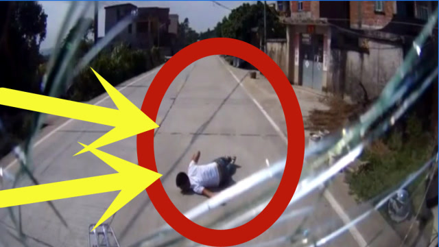 电车小哥毫不犹豫,选择头撞玻璃,下一秒自取灭亡!