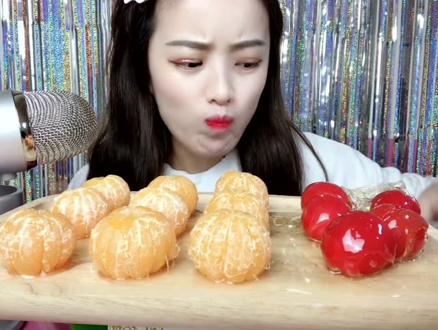 小仙女吃小番茄,裹上浓浓的冰糖,嘎嘎鲜亮,大口吞咽是幸福的味道