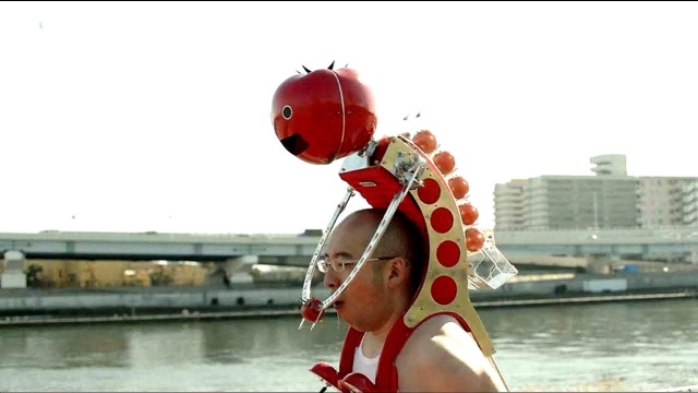 日本奇葩发明,跑步时喂你吃西红柿的机器人!网友:脑洞太大了!