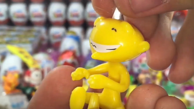 剥开健达奇趣蛋,打开是一只头上长草的猴子,真是新奇!
