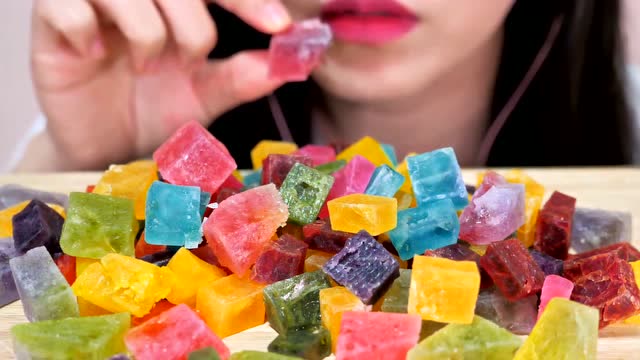 吃播大胃王:choi姐姐吃琥珀糖,缤纷的模样,甜蜜的味道