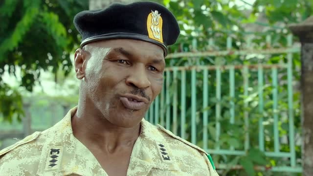 壮汉把三美女送来火车站,自己独自留下拦住黑社会,美女感动了!