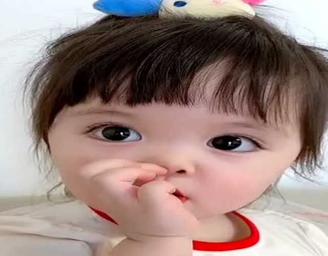 小姑娘的眼睛水灵灵的,简直太好看了,网友:孩子妈妈太会生了!