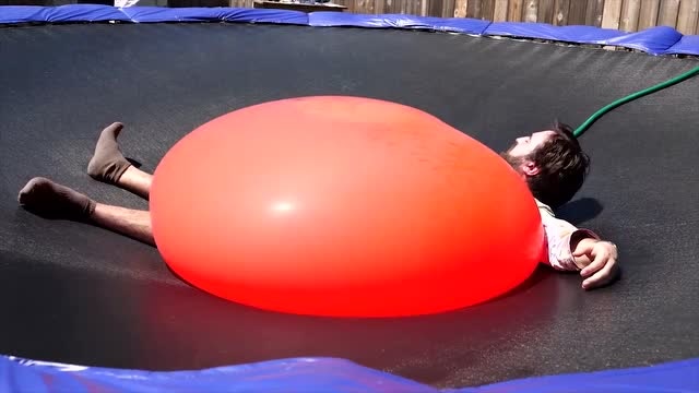 巨大水球不断灌水压在身上刺破瞬间慢镜头下画面太美