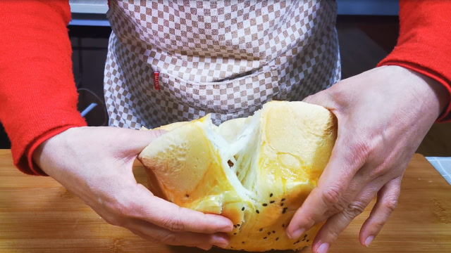 农村妈妈手把手教你做暄软拉丝的老式面包,看的我直咽口水