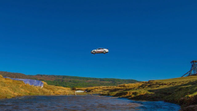 男子驾车腾空而起飞越75.6米长江源头 打破三项世界纪录