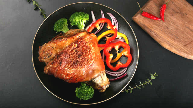 德国烤猪肘,惊艳不绝口!一口小酒一口肉