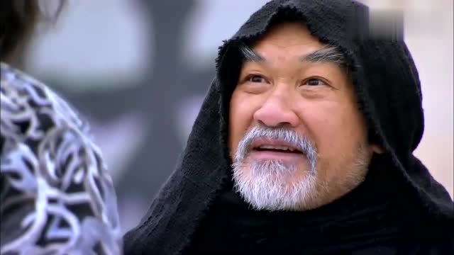 萧远山现身,与萧峰在众武林面前大显辽人图腾,笑得很放肆