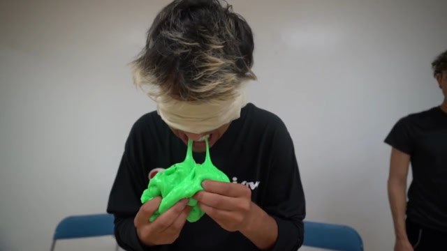 国外小伙挑战蒙眼摸物!摸到什么吃什么?网友:为什么要如此作死