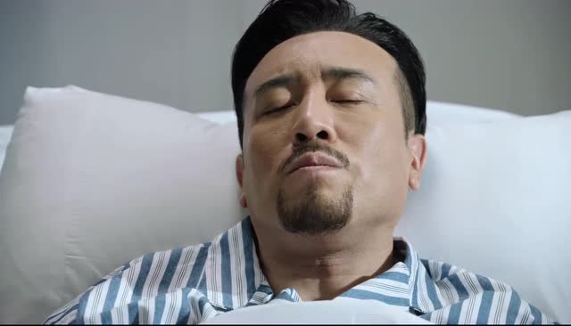 伊楠贴心照顾云鹏,暧昧拥抱藏情意