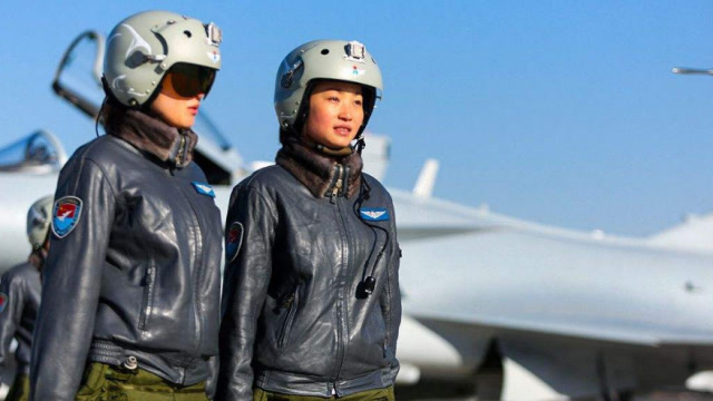 巾帼不让须眉!我国歼20首批女飞行员亮相,英姿飒爽好似"铁娘子"