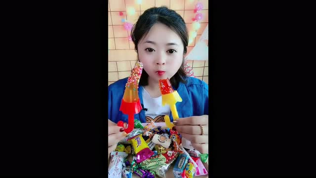 小姐姐吃蓝莓雪糕,吃抹茶巧克力冰激凌,吃的真开心