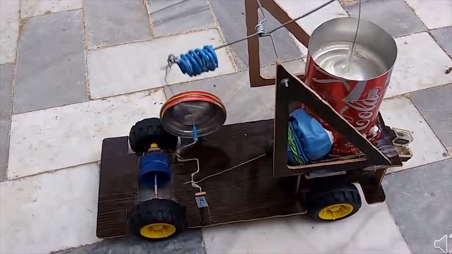 老外给儿子自制蒸汽机玩具车,这下可以随便玩玩具车啦