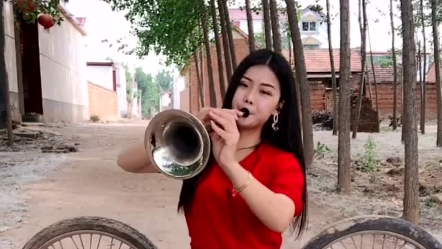 表妹一杆唢呐《大花轿》吹的真好听,啥时把自己嫁出去吹一段