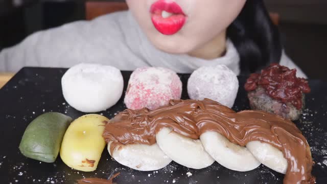 荔枝姐的什锦小年糕和糯米团子挤花生酱饮食秀