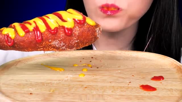 美女姐姐吃网红拉丝热狗棒,酥酥脆脆的咀嚼声听着我都流口水了!