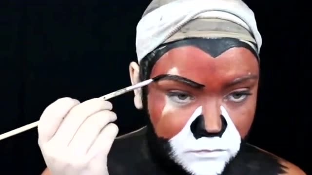 大姐把自己化妆成狮子王,化上刀疤的那一刻,简直是帅翻了