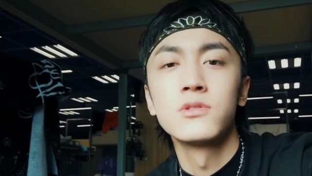 牛超请丰楚轩吃饭,邀请他跳支舞,丰楚轩一口水喷出来