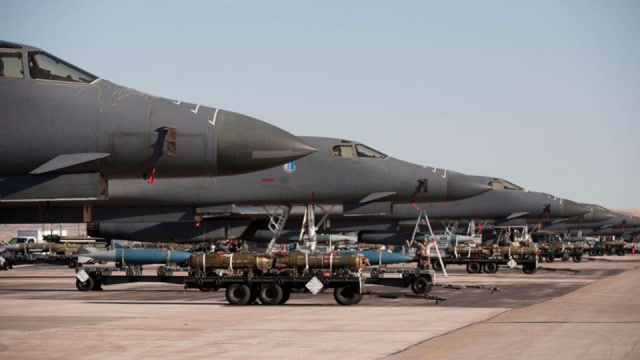 80架轰炸机率先出击,称两周抹平上千个军事目标,很轻松