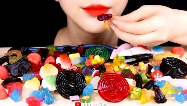 外国吃播:妹子吃一大桌不同口味的软糖,细细咀嚼甜甜的真好吃