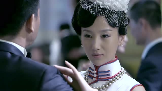 雪豹:陈怡身着白旗袍,一支舞立马吸引了伊藤