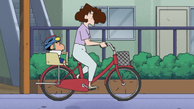 蜡笔小新:小新上学又迟到,美冴骑车送他,竟忘记了小葵