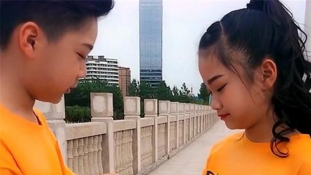 童模董艺和小搭档一起模仿电视剧情节,不当演员可惜了!