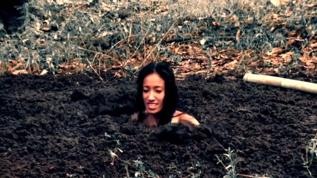美女在泥巴坑里打滚图片