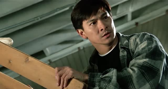 大冒险家:被美女砸伤,刘德华暴怒对其出手,样子太恐怖