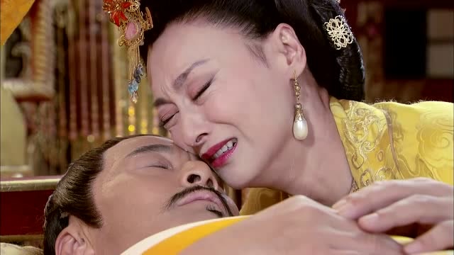 皇后知道皇上驾崩,在众人面前哭得伤心欲绝,皇后演技真好