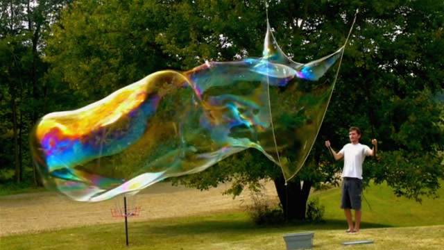 10块钱就能做出超大泡泡,老外兴奋展示成果,孩子们都追着跑!