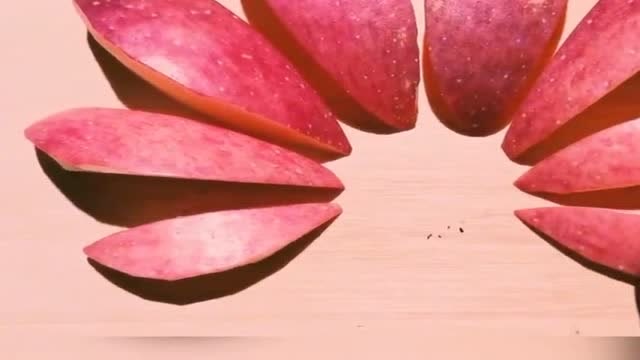 原来华为logo是这样来的用苹果切出来太解气了