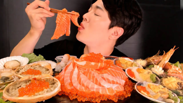 大胃王吃海鲜大餐,大口吃得真陶醉,真的那么好吃吗?