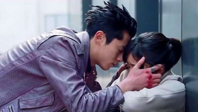 道明寺暴露流氓本性,将杉菜摁在墙上壁咚,这画面真是甜到掉渣!