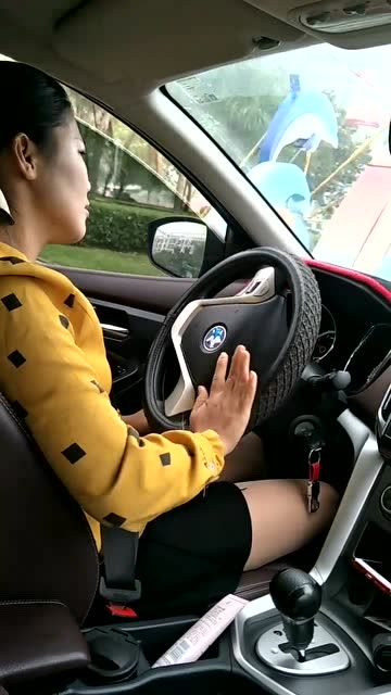 女司机上路了,美女单手打方向盘真酷!网友:不是马路杀手